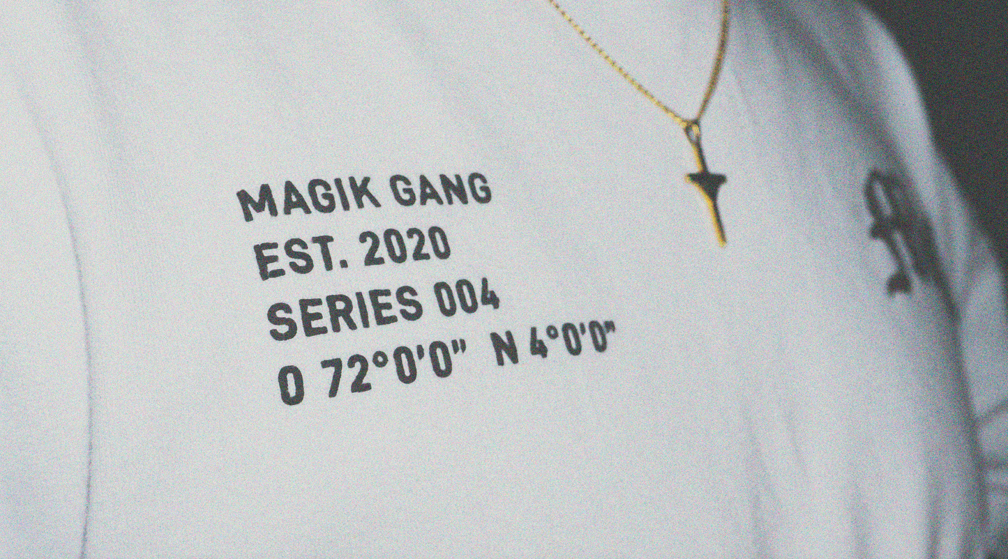 Camiseta Magik Gang Oversize alto relieve-Blanca