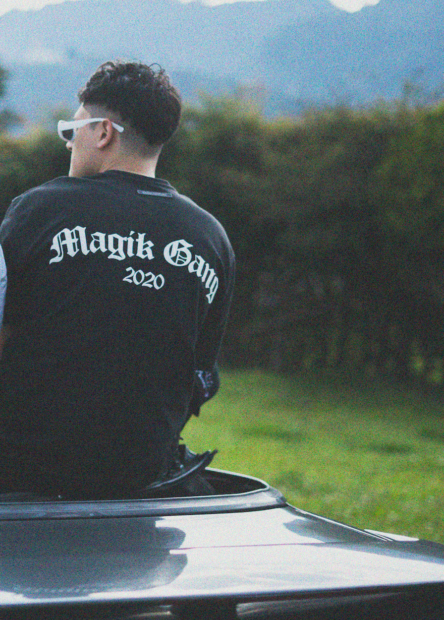 Camiseta Magik Gang Oversize alto relieve-Negra